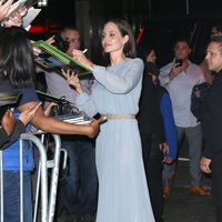 Angelina Jolie firma autógrafos en el estreno de 'By The Sea' en Nueva York