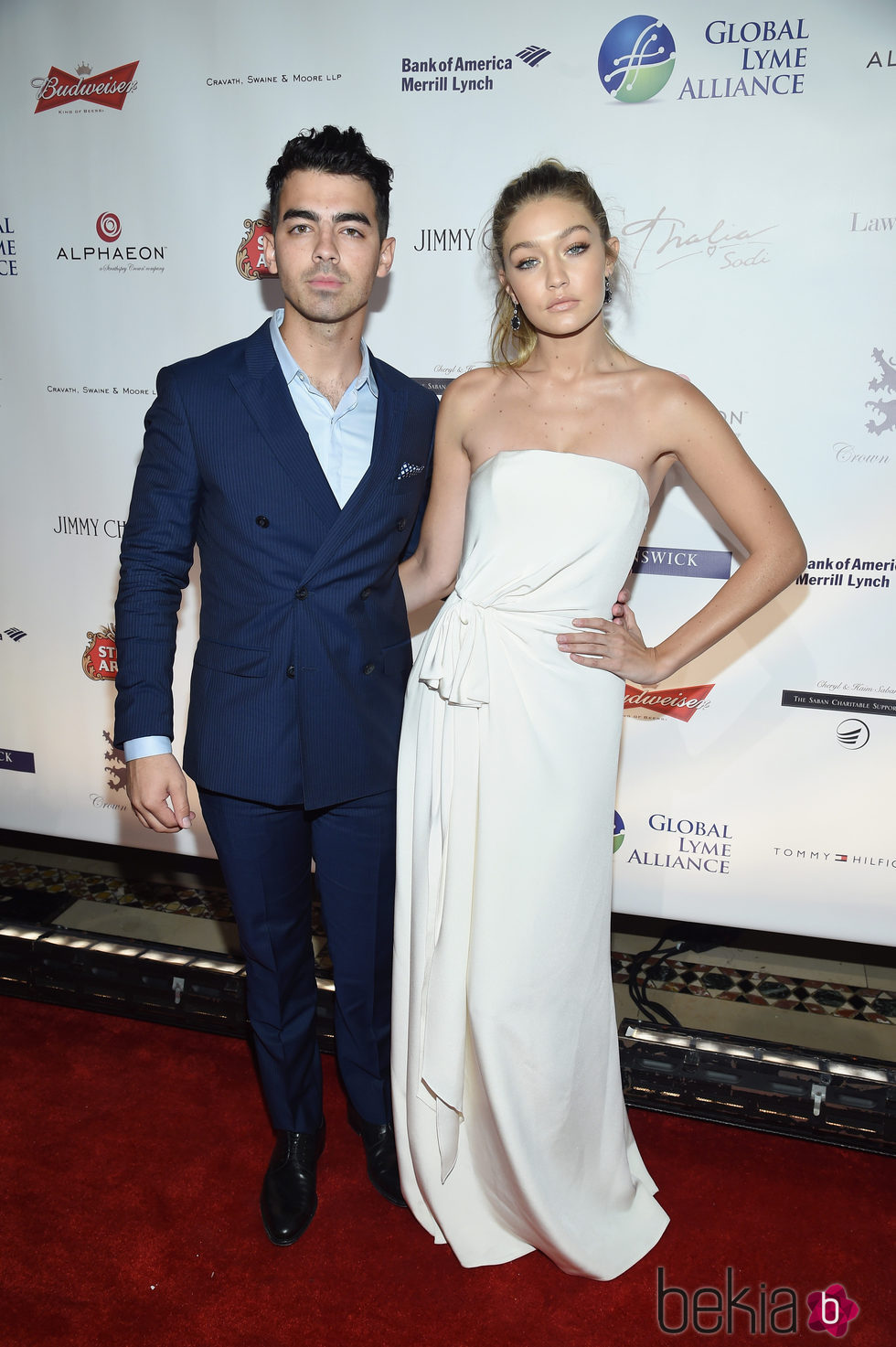 Gigi Hadid y Joe Jonas en la gala Alliance