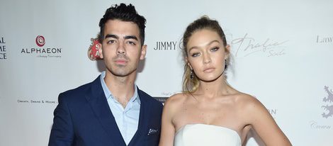 Gigi Hadid y Joe Jonas en la gala Alliance