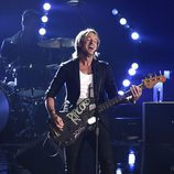 Keith Urban actuando en los CMA Awards 2015