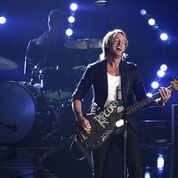 Keith Urban actuando en los CMA Awards 2015