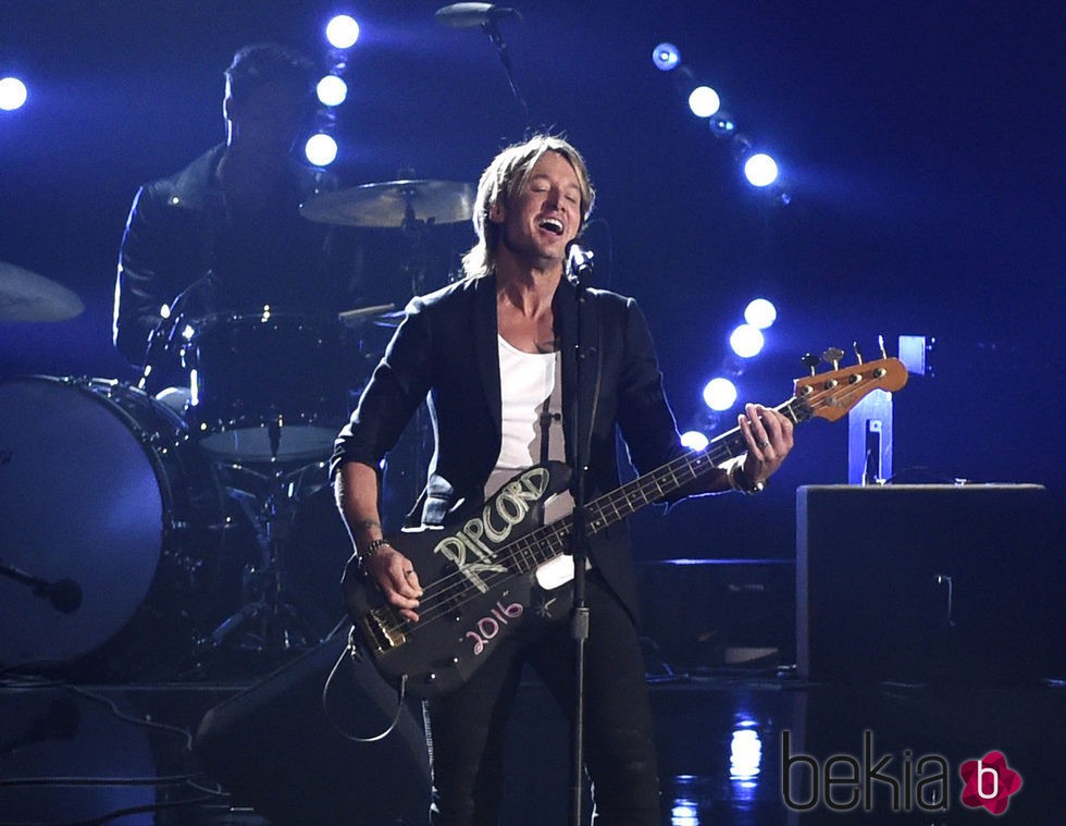 Keith Urban actuando en los CMA Awards 2015