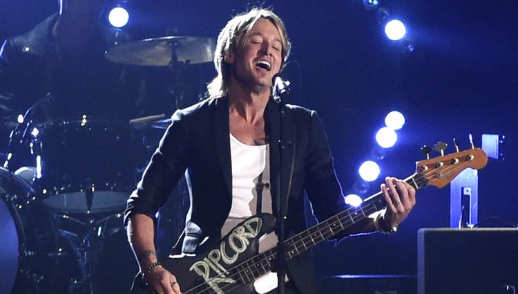 Keith Urban actuando en los CMA Awards 2015