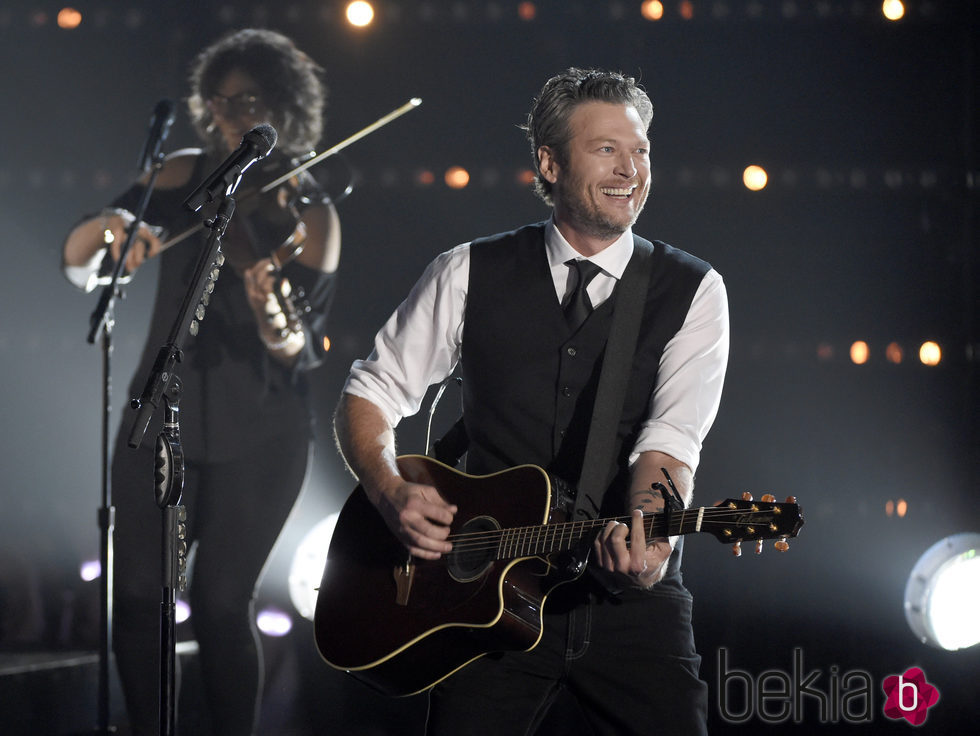 Blake Shelton interpretando uno de sus temas en los CMA Awards 2015