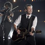 Blake Shelton interpretando uno de sus temas en los CMA Awards 2015