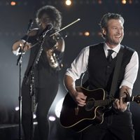 Blake Shelton interpretando uno de sus temas en los CMA Awards 2015