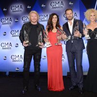 Philip Sweet, Karen Fairchield, Jimi Westbrack y Kimberley Schalpman en los CMA Awards 2015