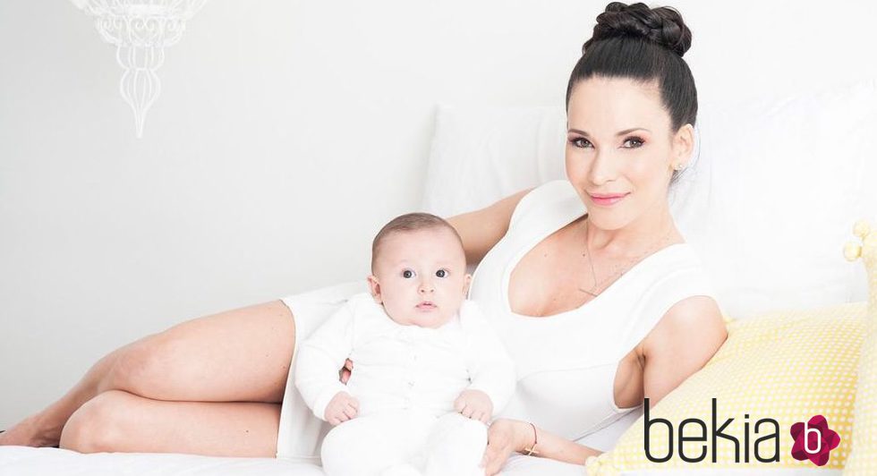 Adriana Campos posando junto a su hijo