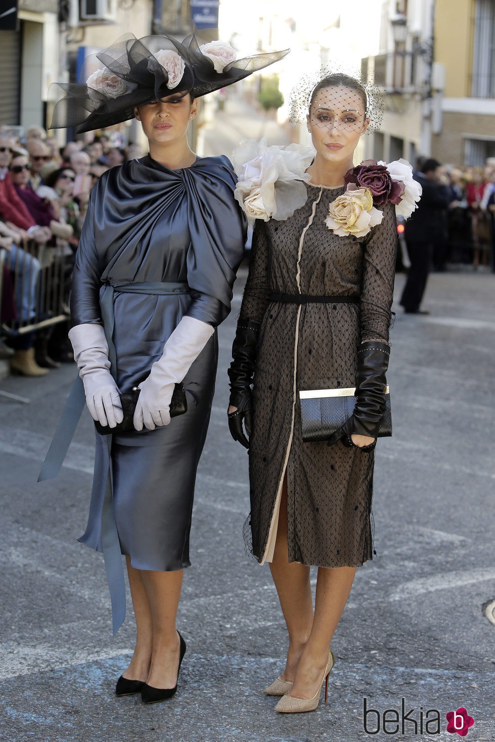 Vicky Martín Berrocal y su hermana en la boda de Eva González y Cayetano Rivera