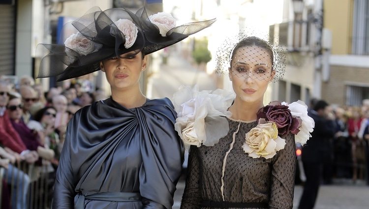 Vicky Martín Berrocal y su hermana en la boda de Eva González y Cayetano Rivera