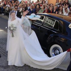 Eva González saludando a sus vecinos a su llegada a su boda con Cayetano Rivera