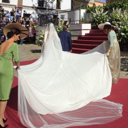 Espalda del vestido de novia de Eva González a su llegada a la Iglesia