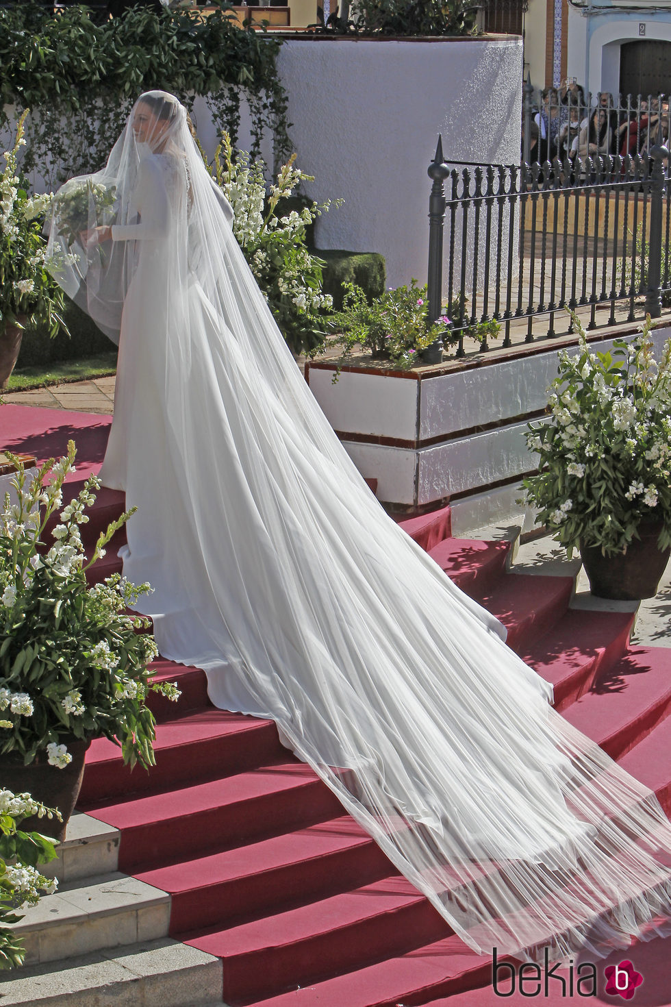 Eva González con un vestido de novia con una larguísima cola