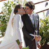 Eva González y Cayetano Rivera se besan tras su boda