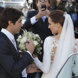 Eva González y Cayetano Rivera entrando al coche tras su boda