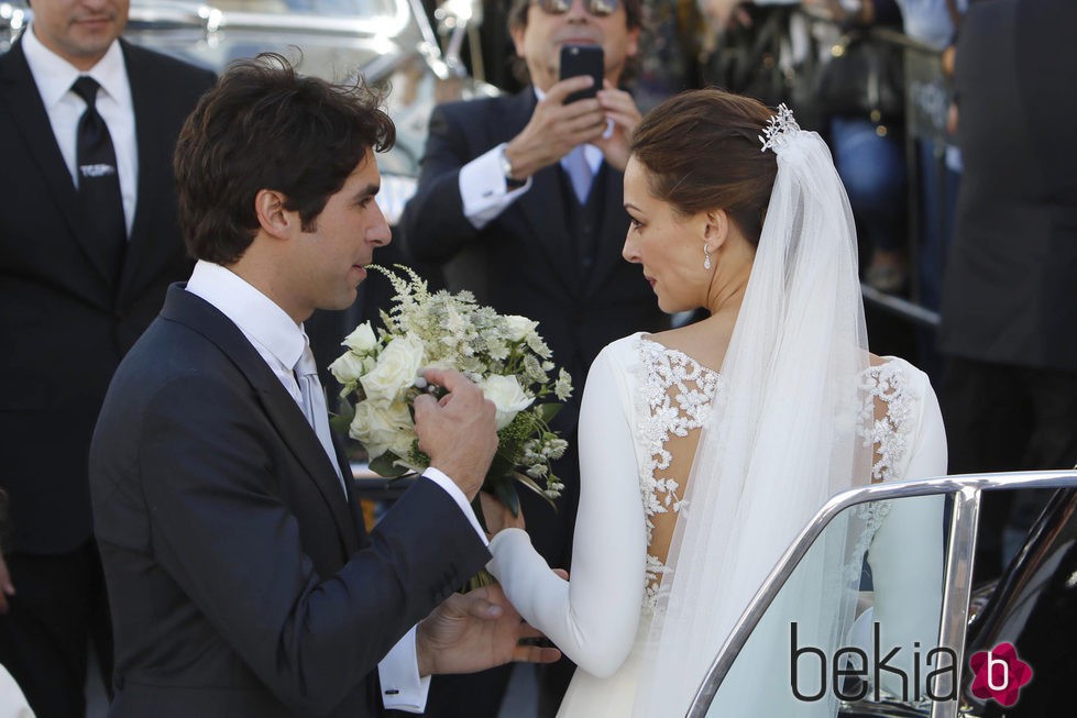 Eva González y Cayetano Rivera entrando al coche tras su boda