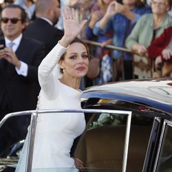 Eva González saludando antes de entrar al coche tras su boda con Cayetano Rivera