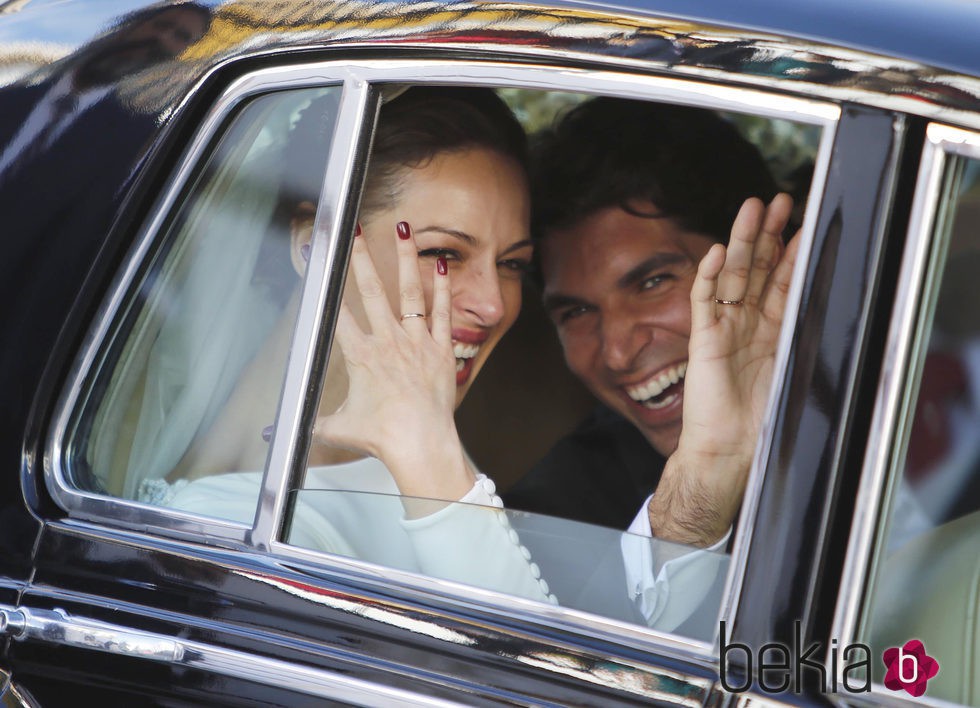 Eva González y Cayetano Rivera muy felices en el coche tras su boda