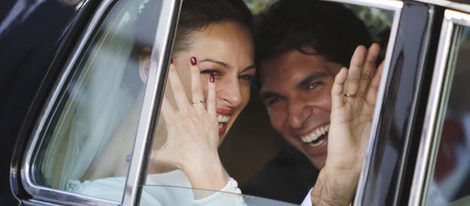 Eva González y Cayetano Rivera muy felices en el coche tras su boda