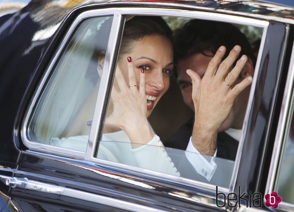 Eva González y Cayetano Rivera presumiendo de alianzas tras su boda