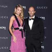 Rosie Huntington-Whiteley y Jason Statham en la Gala LACMA 2015