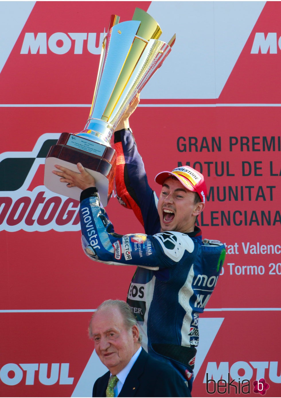 Jorge Lorenzo celebra su victoria en Valencia como campeón del mundo de MotoGP