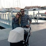 Yoli y Jonathan de 'GH 15' en el puerto de Valencia con su hija Valeria