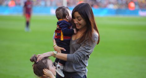 Anna Ortiz y Valeria Iniesta llevan por primera vez a Paolo Andrea al Camp Nou