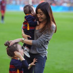 Anna Ortiz y Valeria Iniesta llevan por primera vez a Paolo Andrea al Camp Nou