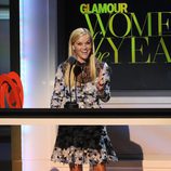 Reese Whiterspoon con su galardón en los premios Glamour Mujer del Año 2015