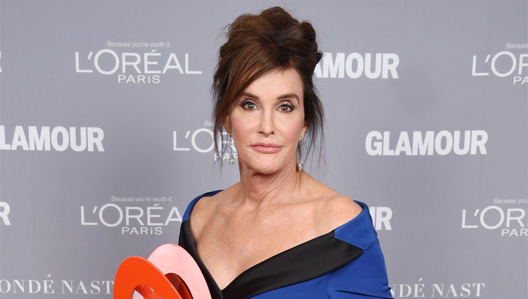 Caitlyn Jenner con su galardón en los premios Glamour Mujer del Año 2015