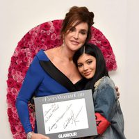 Caitlyn Jenner con su hija Kylie Jenner en los premios Glamour Mujer del Año 2015