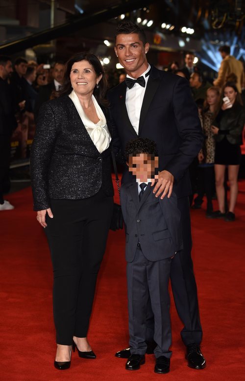 Cristiano Ronaldo y su familia en el estreno de su documental