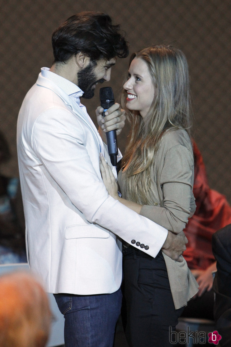 Álex García y Manuela Vellés, muy sonrientes