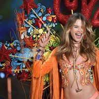 Behati Prinsloo desfilando en el Victoria's Secret Fashion Show 2015