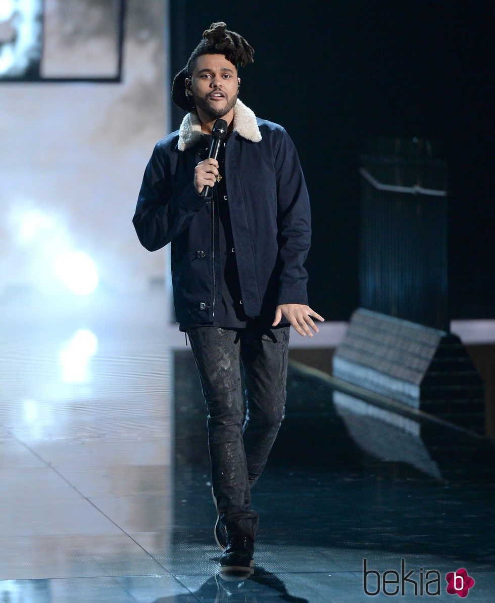 The Weeknd durante su actuación en el Victoria's Secret Fashion Show 2015