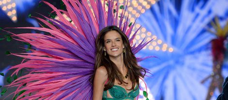 Alessandra Ambrosio desfilando en el Victoria's Secret Fashion Show 2015