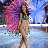 Alessandra Ambrosio desfilando en el Victoria's Secret Fashion Show 2015