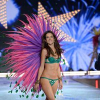 Alessandra Ambrosio desfilando en el Victoria's Secret Fashion Show 2015