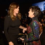 Kris Jenner y Caitlyn Jenner charlando en el Victoria's Secret Fashion Show 2015