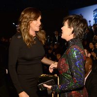 Kris Jenner y Caitlyn Jenner charlando en el Victoria's Secret Fashion Show 2015