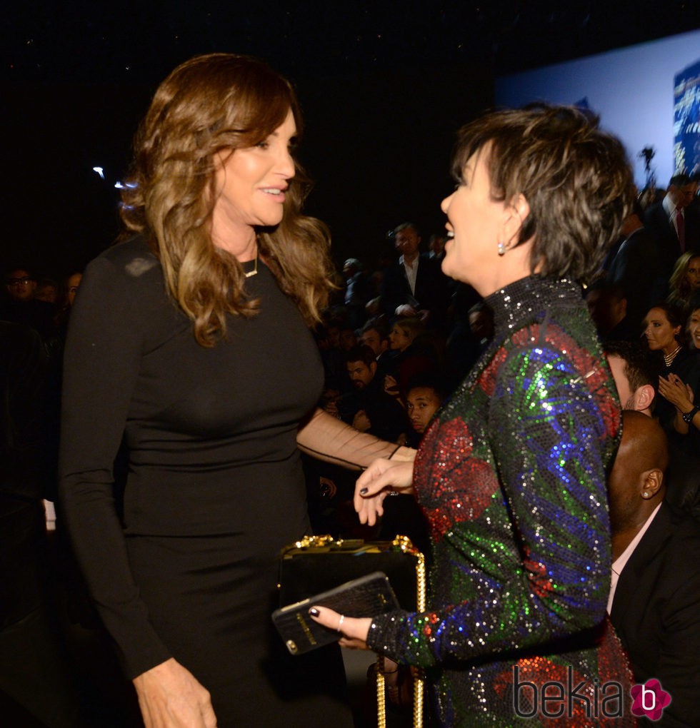 Kris Jenner y Caitlyn Jenner charlando en el Victoria's Secret Fashion Show 2015