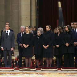 La viuda y los hijos del Infante Carlos en su funeral