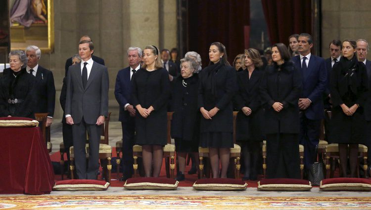 La viuda y los hijos del Infante Carlos en su funeral