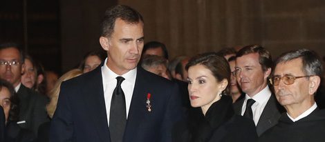 Los Reyes Felipe y Letizia en el funeral del Infante Carlos