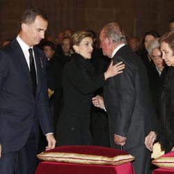 Los Reyes Felipe y Letizia saludan a los Reyes Juan Carlos y Sofía en el funeral del Infante Carlos