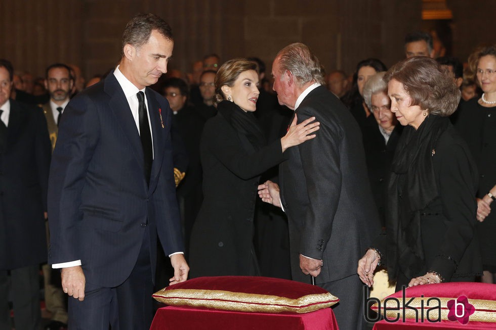 Los Reyes Felipe y Letizia saludan a los Reyes Juan Carlos y Sofía en el funeral del Infante Carlos