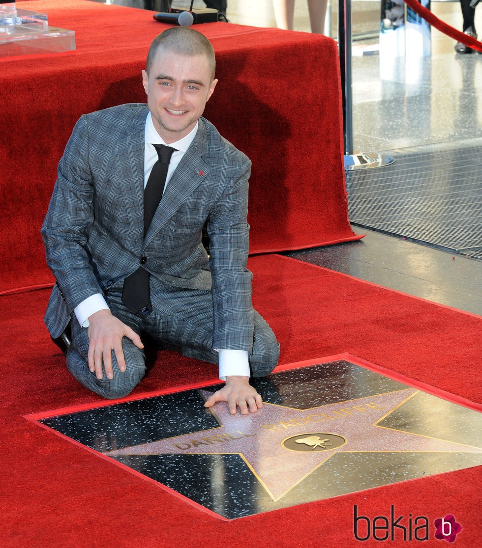 Daniel Radcliffe con su estrella en el Paseo de la Fama de Hollywood