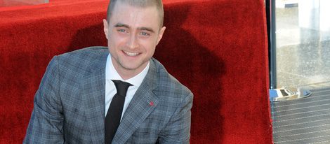 Daniel Radcliffe con su estrella en el Paseo de la Fama de Hollywood