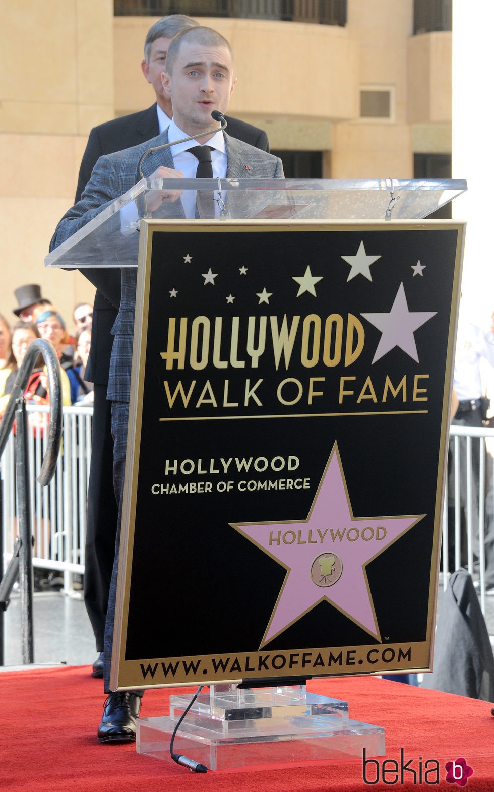 Daniel Radcliffe da su discurso al recibir su estrella en el Paseo de la Fama de Hollywood